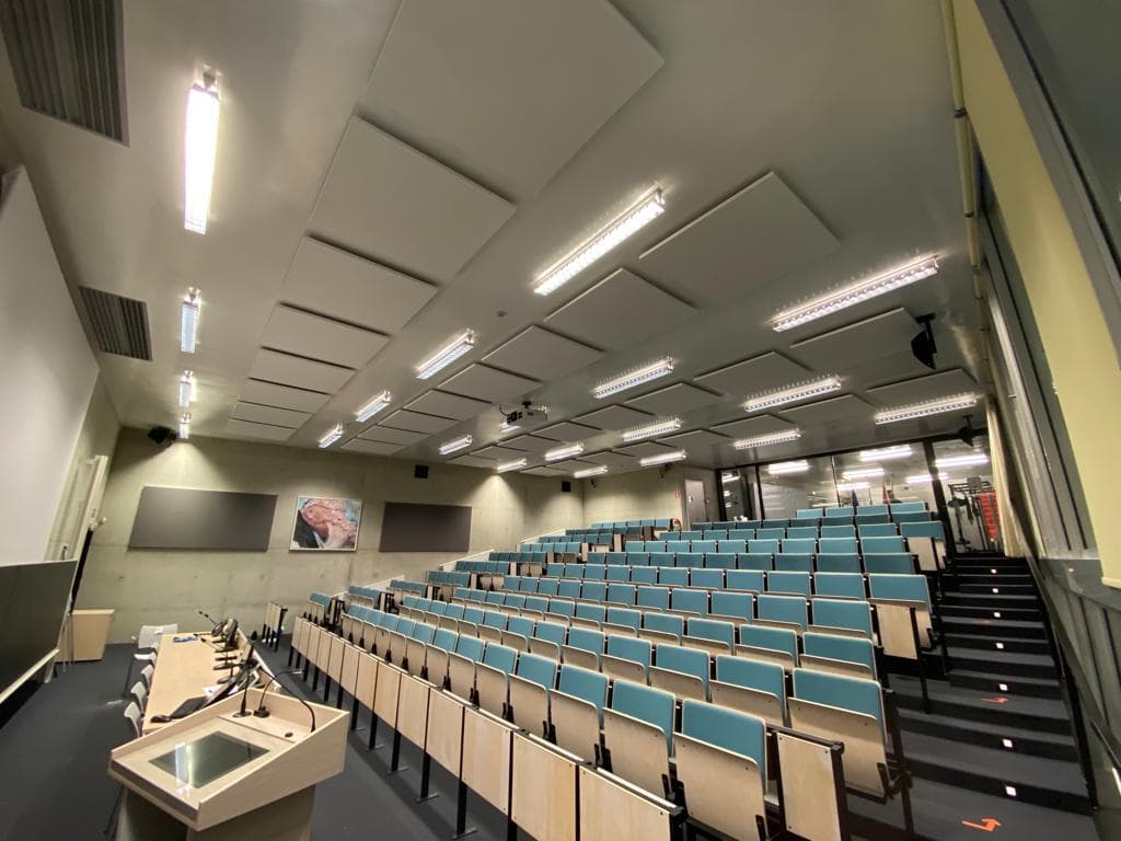 Zaal akoestisch verbeterd - akoestische wandpanelen - akoestische plafondeilanden