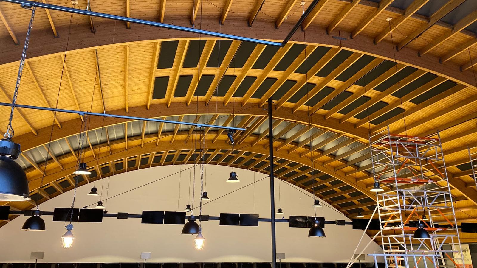 Akoestiek bowlingbaan verbeteren - akoestische plafondpanelen