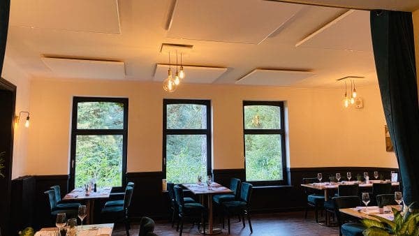 Akoestische plafondeilanden restaurant