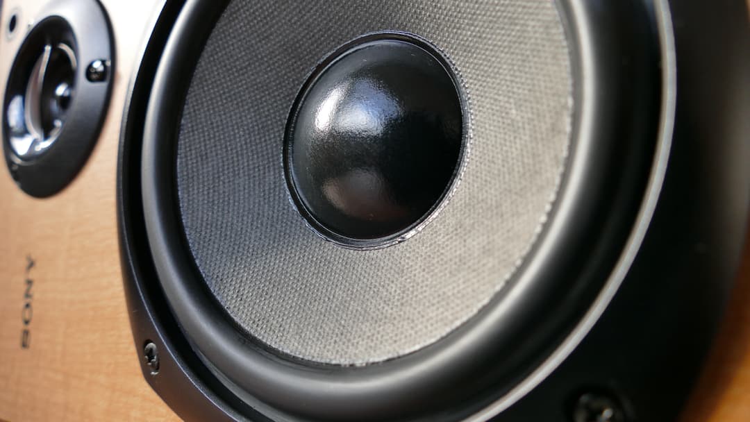 Muziek harder zetten na het plaatsen van een voorzetwand