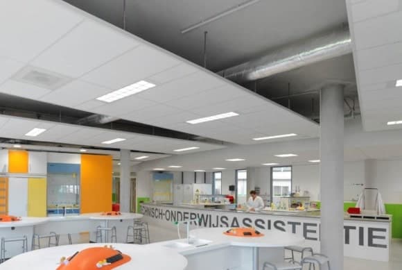 Akoestisch plafondpaneel voor een systeemplafond