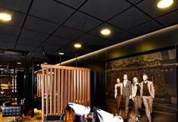 Zwart akoestisch plafondpaneel voor een systeemplafond