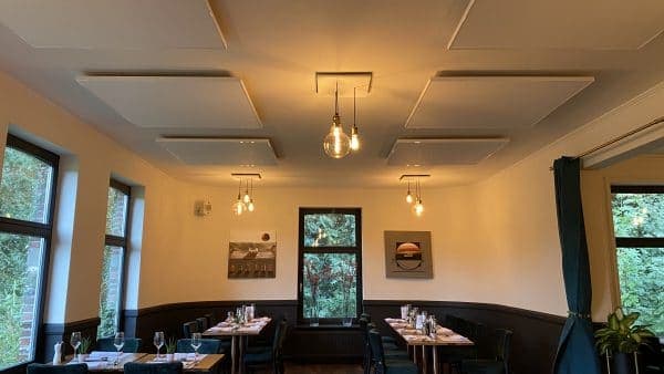 Witte akoestische plafondeilanden restaurant