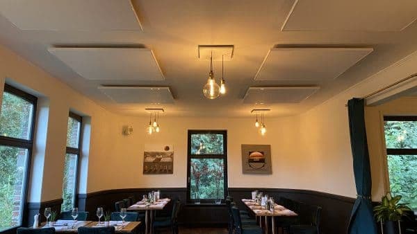 Witte akoestische plafondeilanden restaurant