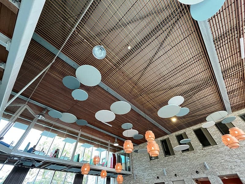EASYceiling Cloud Circle is een kaderloos plafondeiland met een ronde vorm. Het paneel zorgt voor een uitstekende geluidsabsorptie en draagt bij aan een rustige, moderne uitstraling van elke ruimte. Perfect voor kantoren, scholen, horecagelegenheden of net zoals bij deze locatie een psychiatrische kliniek.