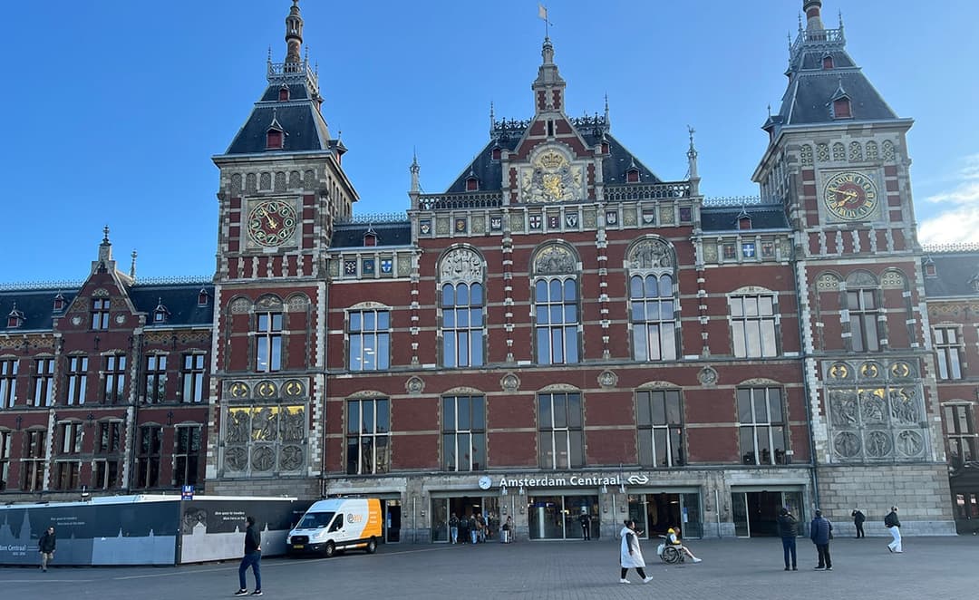 EASY Noise Control aanwezig midden op Amsterdam Centraal