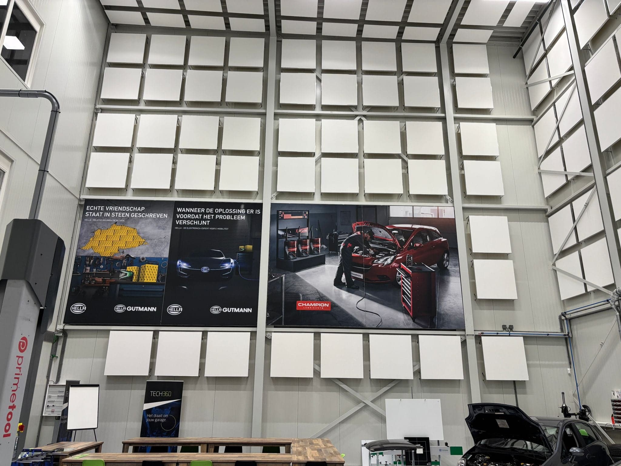 EASY Ceiling Industry en EASY Ceiling Wall panelen toegepast als plafond- en wandoplossing. Deze akoestische panelen verminderen galm en echo en zorgen voor een rustige en prettige werkomgeving.