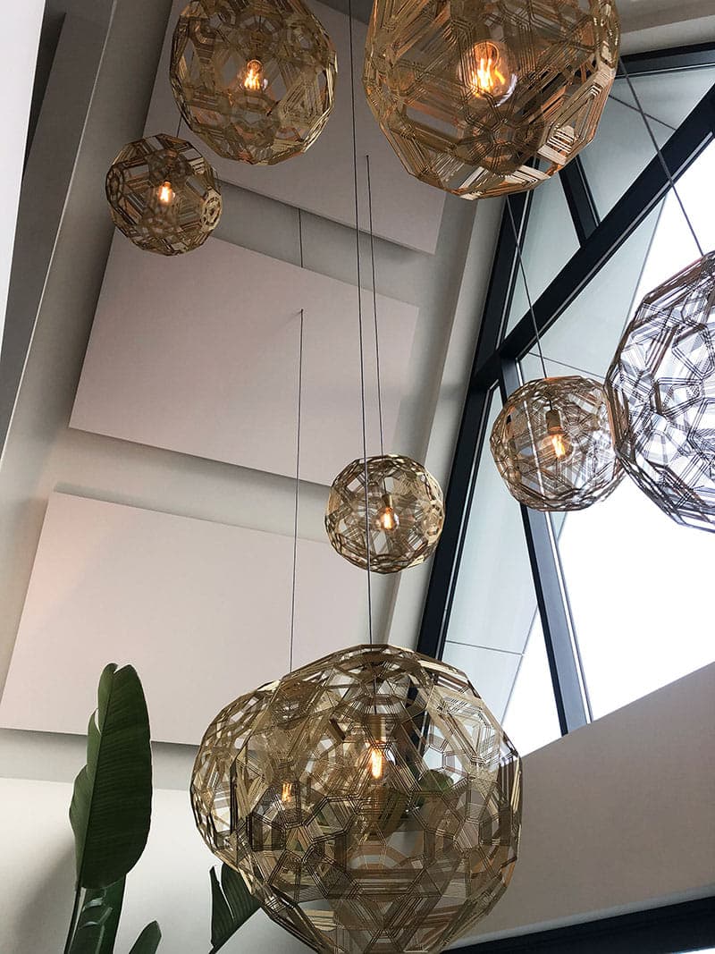 Verbetering van de akoestiek in een woning met EASYceiling plafondpanelen. Deze panelen zorgen voor minder galm en meer rust in huis, waardoor de ruimte comfortabeler klinkt en aanvoelt.