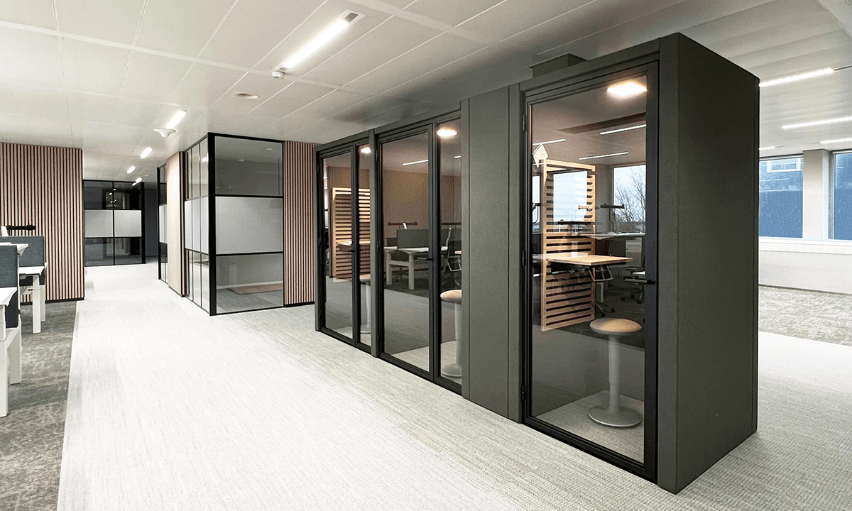 De EASY Noise Control M+ Room Focus Room is een akoestisch modulair opgebouwde ruimte die zorgt voor concentratie en rust. Ideaal voor telefoongesprekken, videovergaderingen of gefocust werken in drukke kantooromgevingen.