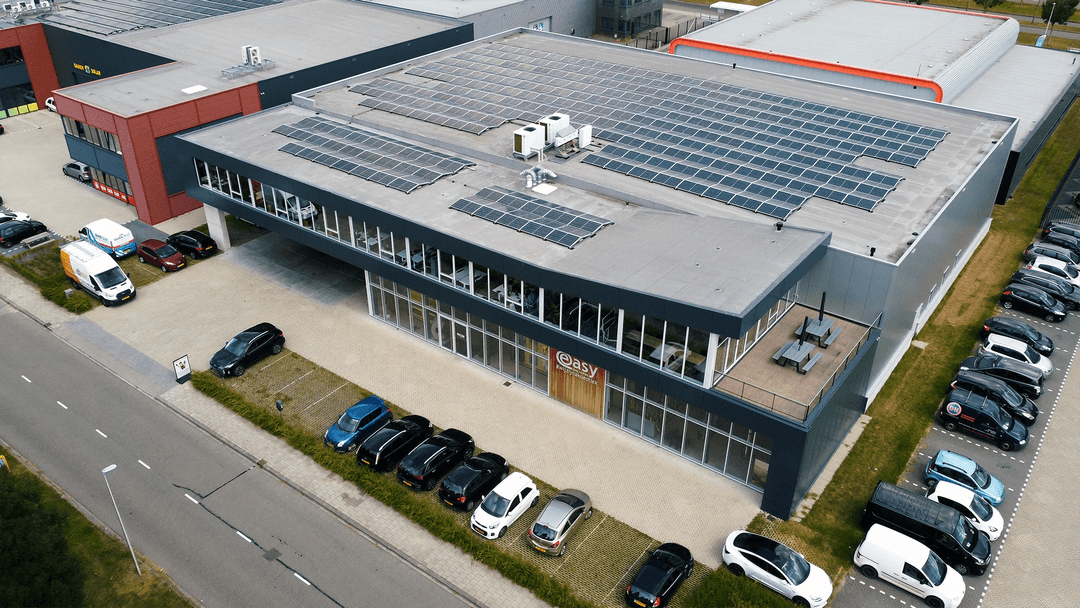 Het kantoor van EASY Noise Control in De Meern straalt duurzaamheid uit. Op het dak liggen zonnepanelen die bijdragen aan een energiezuinige en milieubewuste bedrijfsvoering.
