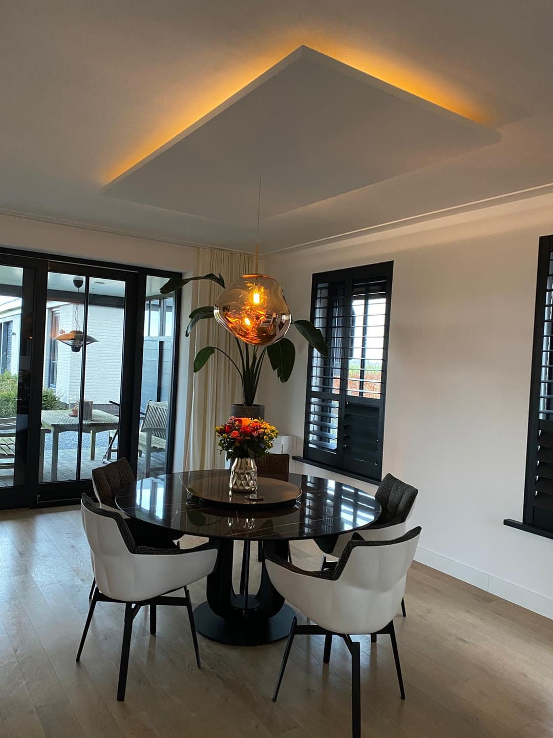 Akoestisch plafondeiland doorgevoerd met lamp