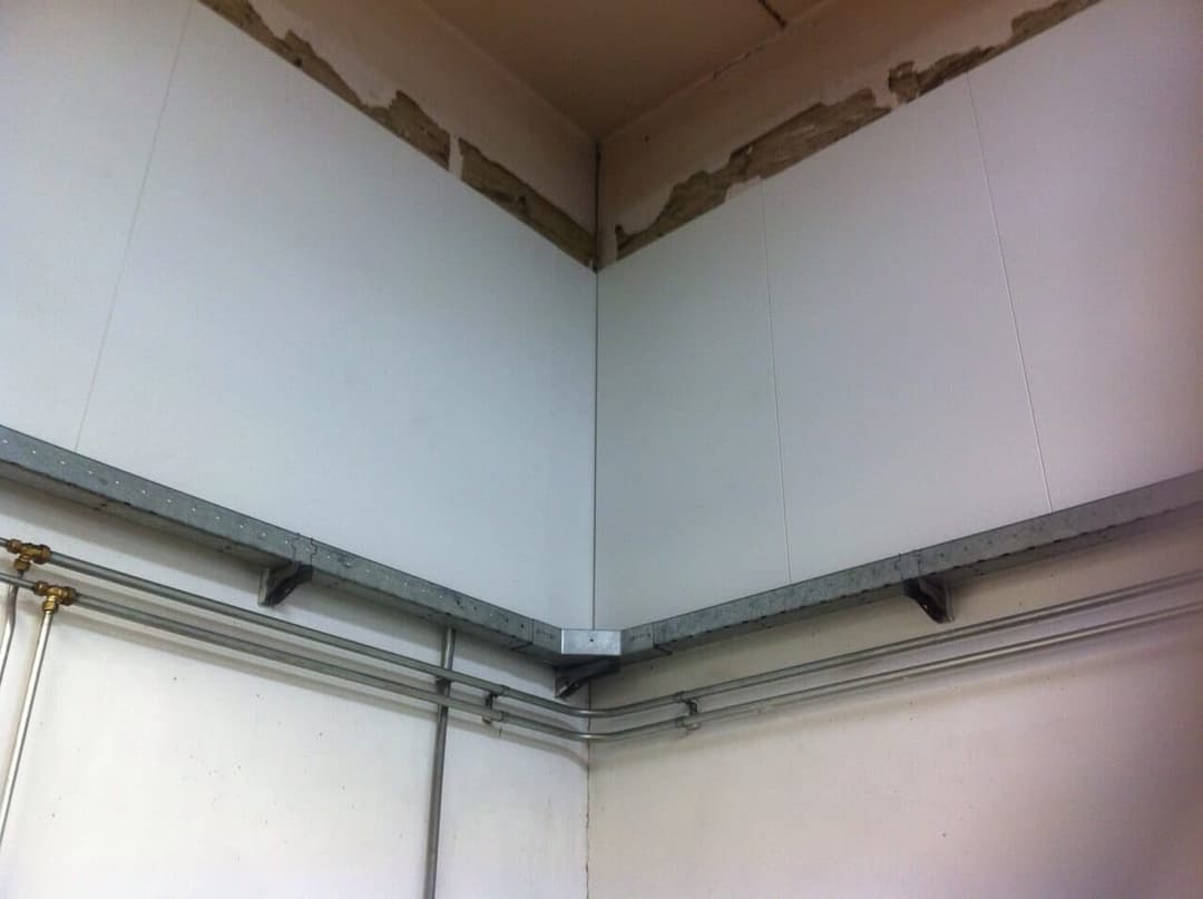 Akoestiek stansmessenfabriek verbeterd